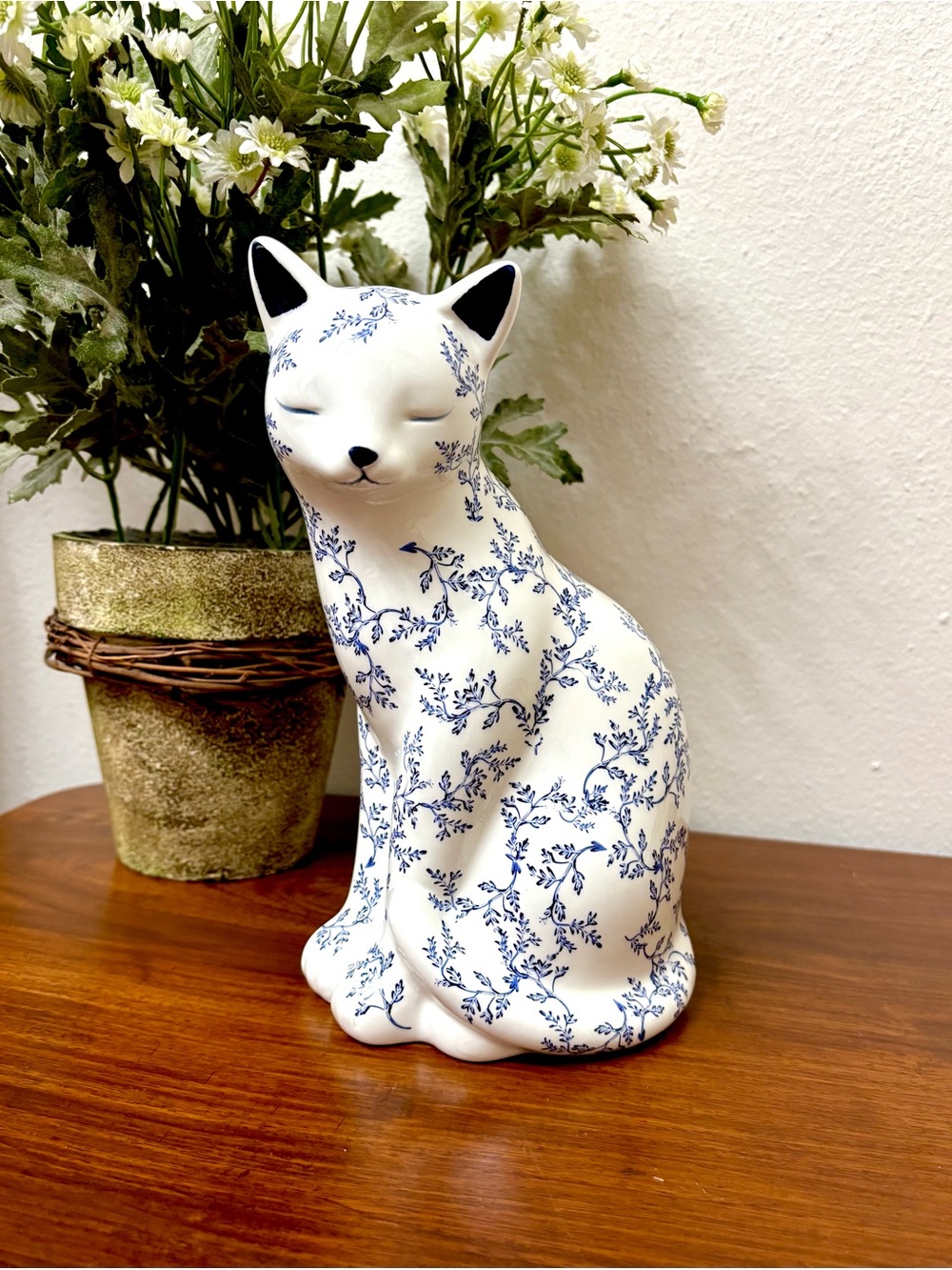 CHINOISERIE ASIAN CAT FIGURINE SITTING CERAMIC FLORAL VINE WHITE BLUE 8.75X4.5
